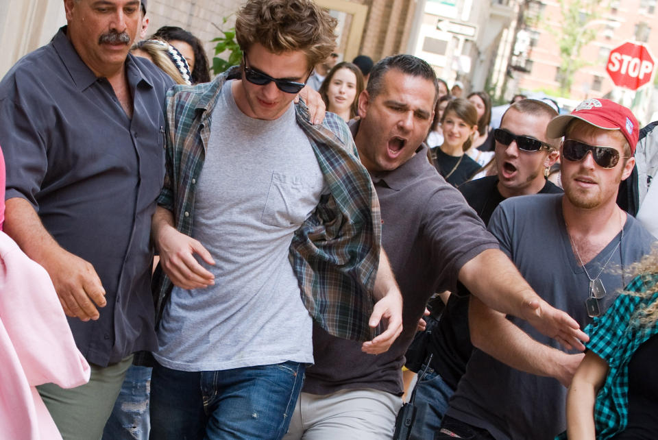P�KJ�RT: Den britiske skuespilleren Robert Pattinson er blitt en av verdens mest ettertraktede kjendiser etter Twilight-suksessen. Her jages Pattinson av fansen utenfor filmsettet. Foto: Scanpix