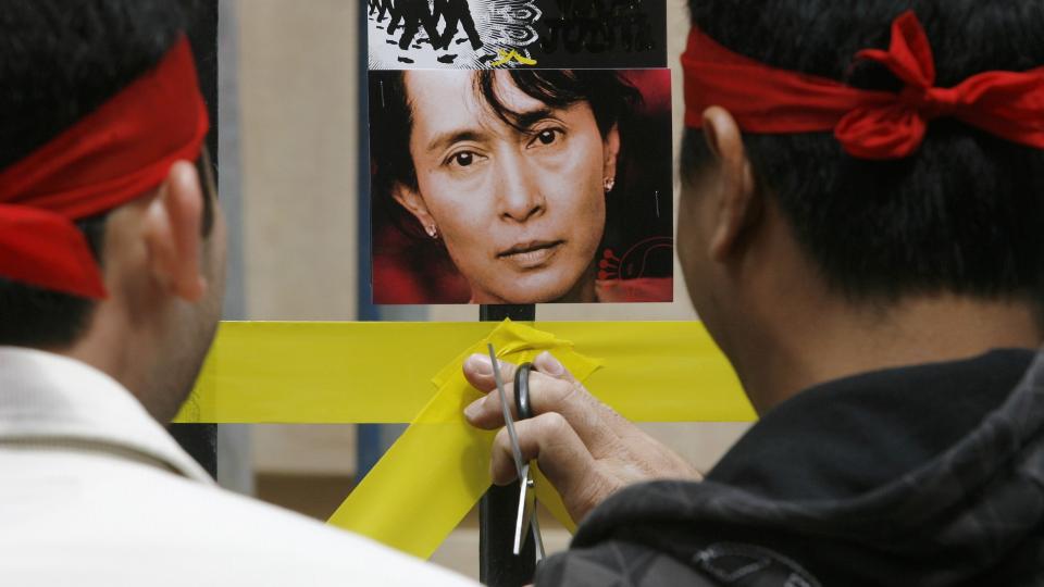 DEMONSTRERTE I LONDON: Demonstranter henger opp et bilde av den burmesiske opposisjonslederen Aung San Suu Kyi ved den burmesiske ambassaden i London. Over hele verden har tilhengerne til Suu Kyi markert f�dselsdagen hennes. Foto: REUTERS/SCANPIX