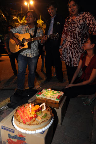 FEIRET MED KAKE: Suu Kyis tilhengere i Kuala Lumpur i Malaysia. Foto: AFP/SCANPIX