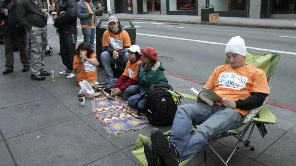 K�: Men ikke s� lang som forrige gang. Her venter kommende kunder utenfor en Apple-butikk i San Francisco. Foto: REUTERS/SCANPIX