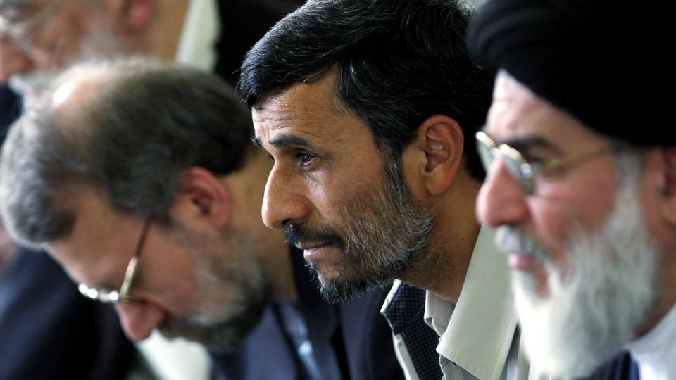  NY DEMINSTRASJON I DAG:  Irans president Mahmoud Ahmadinejad fikk i g�r full st�tte av landets �verste leder, ayatolla Ali Khamenei. Her lytter han til Khameneis tale under fredagsb�nnen p� Universitetet i Teheran sammen med leder av nasjonalforsamlingen, Ali Larijani (t.v.). Larijani har tidligere v�rt kritisk til Ahmadinejad. I ettermiddag er det varslet en ny demonstrasjon. Foto: REUTERS/SCANPIX.