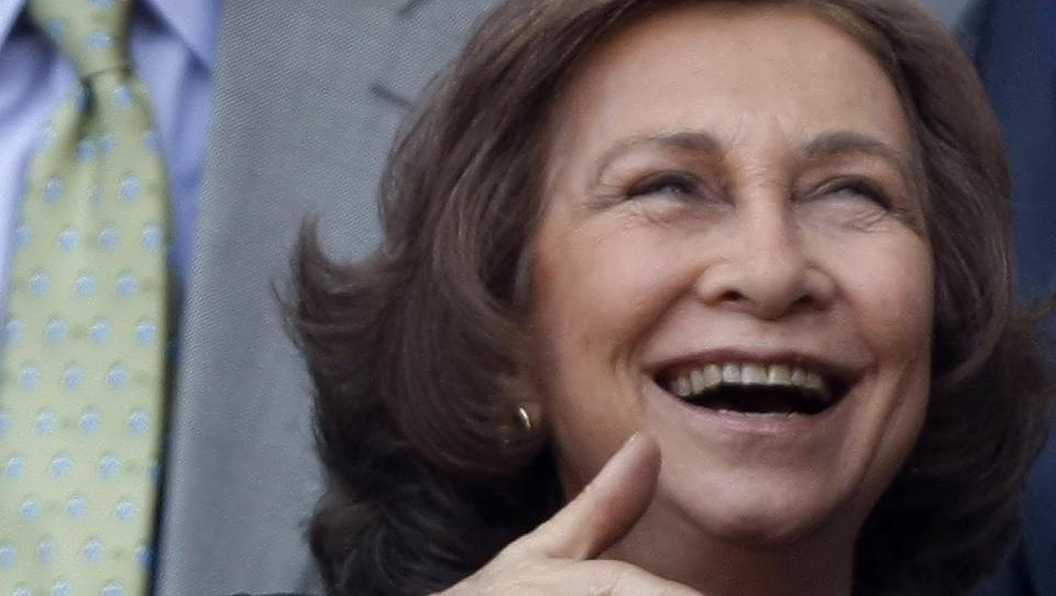 DRONNINGNEV� I TR�BBEL: En nev� av Spanias dronning Sofia er tiltalt for korrupsjon, etter � angivelig ha bestukket politikere og forretningsfolk. Her er dronningen fotografert ved en tidligere anledning. REUTERS/Sergio Perez