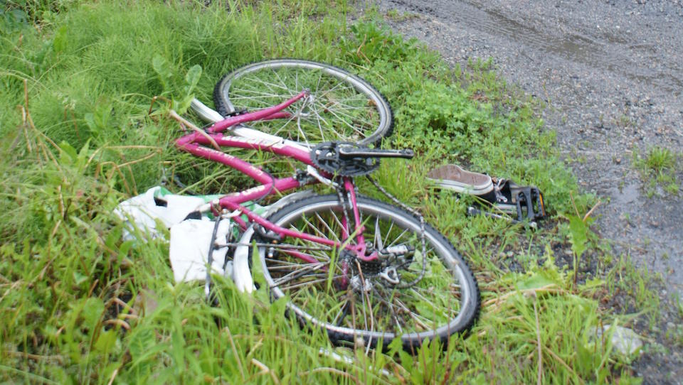 KUN SYKKELEN L� IGJEN: Tilstanden er kritisk for en 13 �r gammel jente som p� torsdag ble p�kj�rt, f�rst av en lastebil ved Rortunet, og senere av en personbil som slepte henne med seg et antall kilometer til Vollen f�r hun ble funnet og frigjort fra bilen. Foto: Johnny Olsen