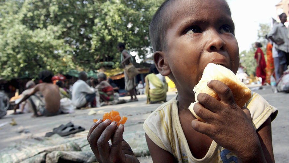 HAR F�TT TAK I EN BR�DSKALK: Men denne lille, indiske gutten er en av mange i Asia som ikke har nok � spise. Asia, stillehavsomr�det og Afrika s�r for Sahara er hardest rammet av sultkrisen. Foto: AP Photo/Sucheta Das/Scanpix