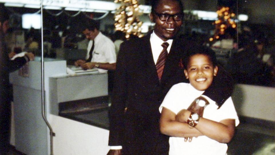  INGEN ROLLEFIGUR:  P� den amerikanske farsdagen tok president Barack Obama et oppgj�r med sin egen far - med samme navn - som rollefigur. Han dro for � studere da Barack jr. var to �r gammel. Siden var han bare i sporadisk kontakt med sin egen familie. Her et sjeldent bilde av far og s�nn. Foto: AP/SCANPIX.
