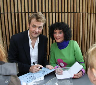 SUKSESS: Fredrik Skavlan og Unni Lindell har solgt 25000 Nella-b�ker. Foto: J�rgen Brynhildsvoll