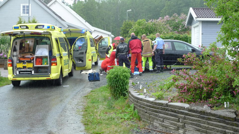  F�RSTEHJELP:   Politi og helsepersonell p� stedet der den 13 �r gamle jenta ble oppdaget etter � ha blitt slpt fire kilometer under en bil. Foto: TOR KEISER.