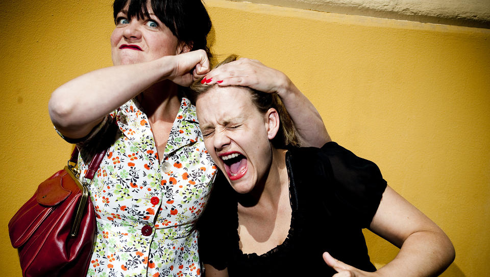 KVINNER SOM KNIVER: Lene Kongsvik Johansen og Henriette Steenstrup er begge nominert til �rets morsomste under Komiprisen. Foto: Thomas Rasmus Skaug