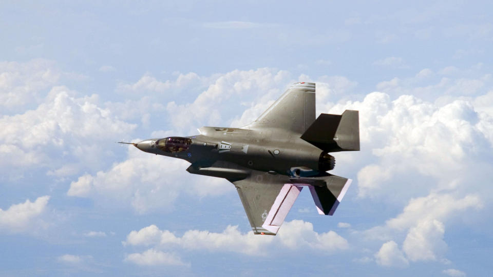 DYRE FLY: Men Forsvarsdepartementet mener JSF-sjefen viser til prisene fem �r fram i tid. Foto:  AFP PHOTO/HO/SCANPIX