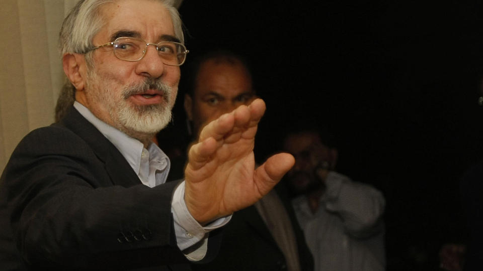 FORBEREDT P� � D�:   Irans beseirede presidentkandidat Mir Hossein Mousavi. Foto: AFP PHOTO/BEHROUZ MEHRI/SCANPIX