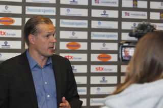 IRRITERT: Aafk-trener Rekdal mener spillerne snudde den ber�mte r�va til, og sikter nok til Rosenborgs andre scoring. Foto: Svein Ove Ekornesv�g / SCANPIX .