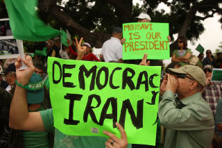 ENGASJEMENT: Her demonstrerer folk i Santa Ana i California, til st�tte for opposisjonen i Iran. Foto: David McNew/Getty Images/AFP/Scanpix