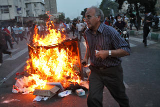 SAMMENST�T: Det brenner i Teherans gater. Foto: AFP PHOTO/ALI SAFARI/Scanpix