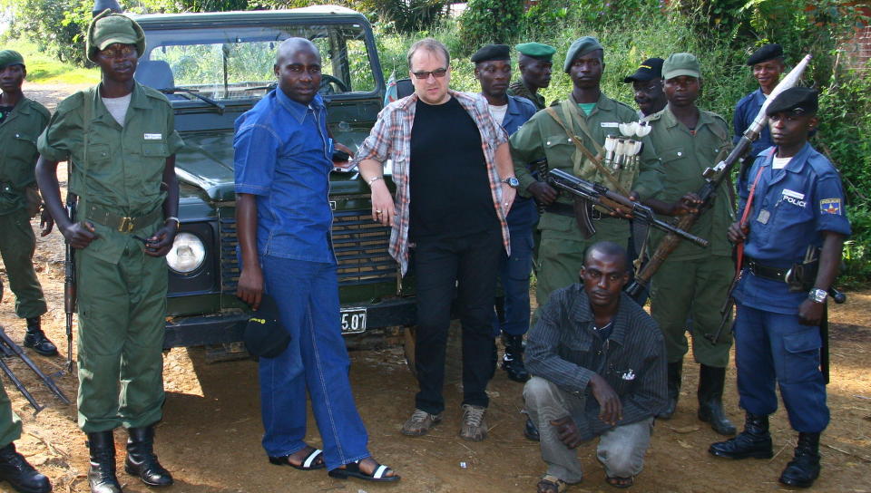 FRYKTER GRUSOMHETER: Rune Edvardsen har avholdt fredssamtaler i Kongo. Her m�ter han oberst Maisha, som er sjef for de kongolesiske styrkene i Kamituga. De to poserer sammen med regjeringssoldater og politi. Foto: Trond Dugan