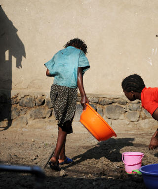 M� LEVE I SKAM: En ti �r gammel, voldtatt jente b�yer hodet i skam. Foto: AFP PHOTO/Roberto SCHMIDT/Scanpix