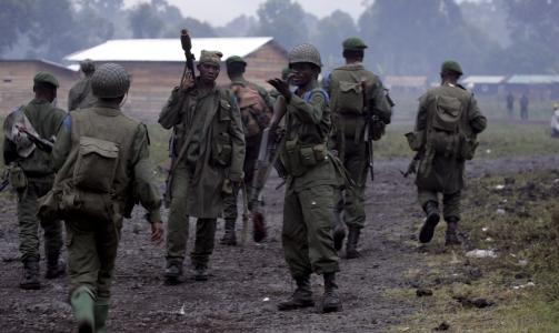 LIVSFARLIGE: Fulle regjeringssoldater i Kibati-leiren 12 kilometer fra Goma. Berusede soldater gjennomf�rer enorme mengder brutale voldtekter i landet. Foto: EPA/STEPHEN MORRISON/Scanpix
