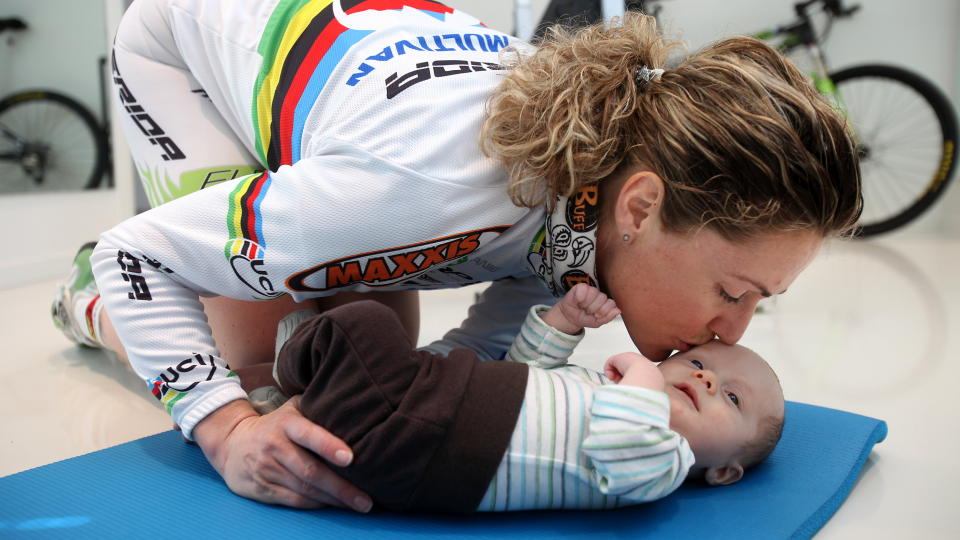 SYKKELMAMMA: Gunn-Rita Dahle Flesj� er blitt mor til lille Bj�rnar. N� skal hun ut i verden og m�le krefter igjen. - Men superformen er ikke i n�rheten enn�, sietr hun.Alle foto: Erling H�geland/Dagbladet