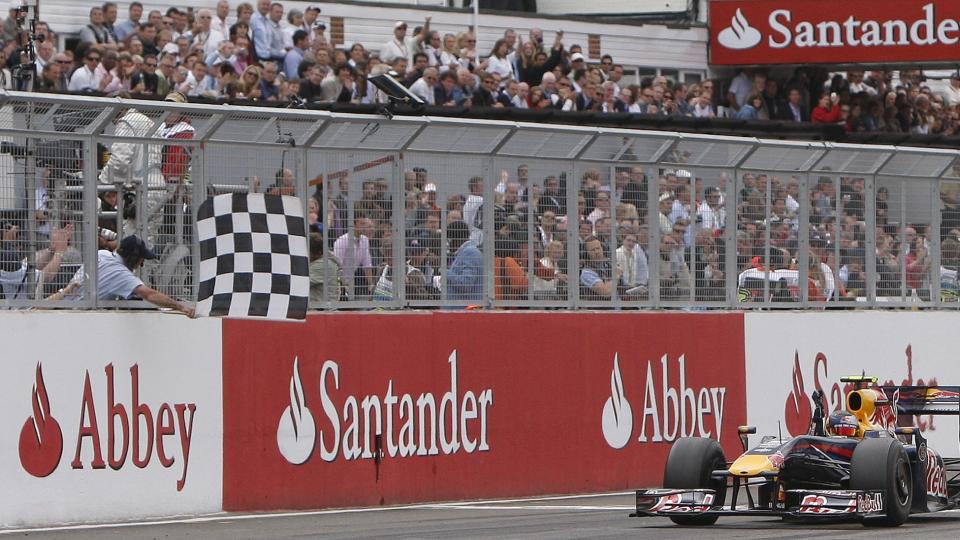 RASKE, R�DE OKSER: Red Bull-teamet vant dobbelt ved Sebastian Vettel og Mark Webber p� Silverstone.Foto: SCANPIX/REUTERS/Stephen Hird