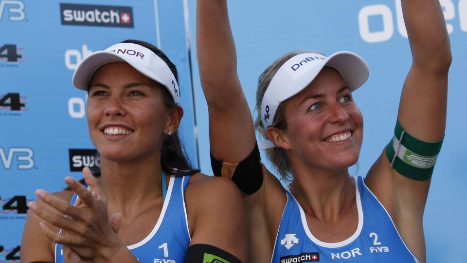 VANT �PNINGSKAMPEN: Nila H�kedal (t.v.) og Ingrid T�rlen vant greit mot danskene, som er det svakeste laget i Norges pulje. Foto: Tor Erik Schr�der / SCANPIX
