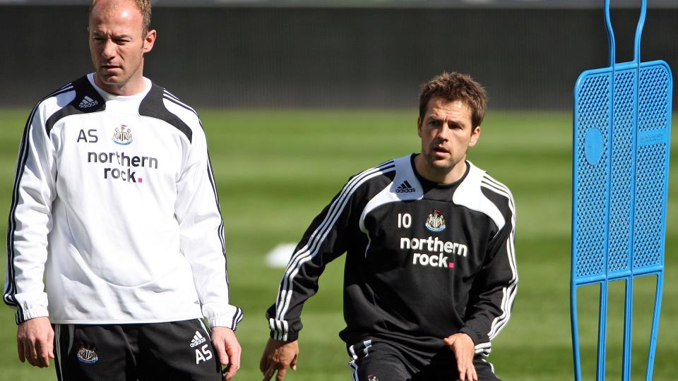 P� MARKEDET: Michael Owen, her p� treningsfeltet med Alan Shearer, er kontraktl�s etter 1.juli. N� kan Hull bli neste stopp for spissen. Foto: Scott Heppell / AP.