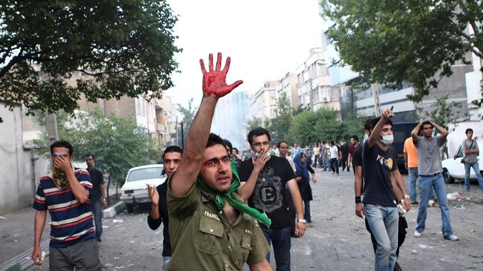 DEMONSTRERER: Dette bildet ble tatt under l�rdagens demonstrasjoner i Teheran, Iran. (AP Photo)