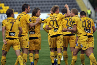 UTLIGNET Daniel Stensland scoret sitt f�rste m�l i Tippeligaen. Her gratuleres han av lagkameratene. Foto: Anders Vanderloock / SCANPIX