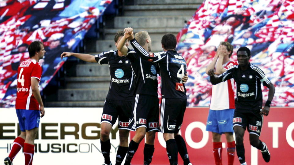 OVERTID: Odd/Grenland jubler etter at Steffen Hagen har satt inn 1-1 og sikret uavgjort under eliteseriekampem mellom Lyn og Odd Grenland s�ndag kveld.
 Foto: Jon Eeg / SCANPIX