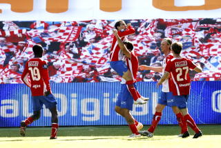 SJELDENT M�L: Diego Gustavino jubler etter � ha satt Lyns f�rste m�l i en f�rsteomgang i �rets Tippeliga. 
Foto: Jon Eeg / SCANPIX