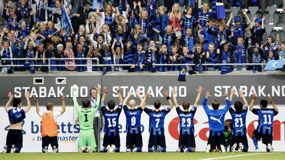 REDDES AV RIK ONKEL: Stab�k f�r igjen hjelp av en investor. Her feirer spillerne seieren mot Start. Foto: Foto: Kyrre Lien / SCANPIX
