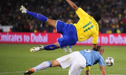 T�FFE TAK: Italienerne m�tte g� hardt til verks mot fintspillende brasilianere.  Foto: REUTERS/Dylan Martinez