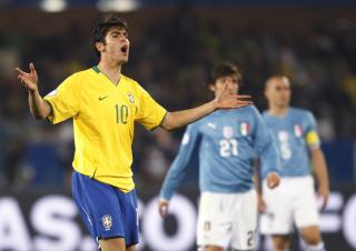 GALACTICO: Kaka viste Real Madrid-fans at de har mye � glede seg til n�r neste �rs sesong g�r av stabelen i august.  Foto :EPA/KIM LUDBROOK