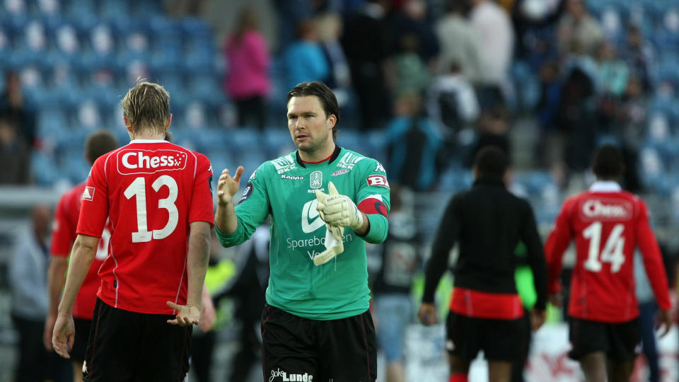 HADDE KONTROLL: Men H�kon Opdal greide ikke henge med da Trond Erik Bertelsens skudd fikk en dupp. Foto: Alf Ove Hansen / SCANPIX