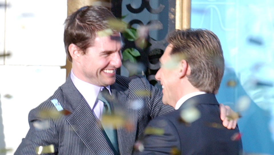 H�Y KJENDISFAKTOR: Scientologene har flere profilerte medlemmer, med Tom Cruise som det mest kjente. Cruise gir her kirkens leder David Miscavige en god klem. Miscavige beskyldes n� for omfattende voldsbruk av tidligere medlemmer. Foto: AP Photo/Paul White/Scanpix