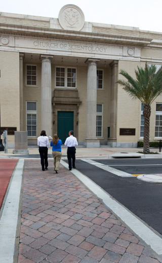 TIDLIGERE BANK: Og dette er fasaden til scientologihovedkvarteret, der Tom De Vocht var ansvarlig f�r han trakk seg ut. N� er De Vocht en av flere som st�r fram og forteller om omfattende voldsbruk. Foto: AFP Photo/Paul J. Richards/Scanpix