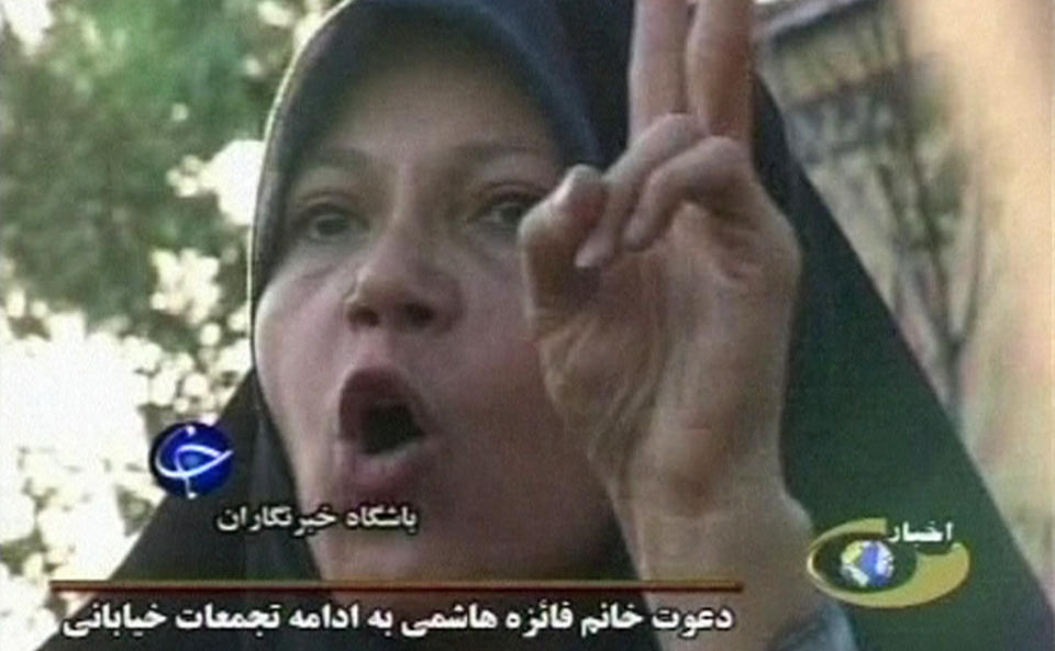 L�SLATT:  Faezeh Hashemi Rafsanjani, datteren til iransk tidligere president Akbar Hashemi Rafsanjani fotografert under en appell til st�ttespillerene av Mir Hossein Mousavi p� l�rdag. Faezeh Hashemi Rafsanjani ble arrestert, men er n� l�slatt. Foto: AP Photo/IRIB/Scanpix