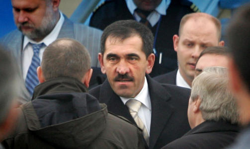 FORS�KT DREPT: Den ingusjetiske presidenten Junus-Bek Jevkurov. S� langt har ingen gruppe p�tatt seg ansvaret for eksplosjonen. Foto: AFP PHOTO / KAZBEK BASAYEV