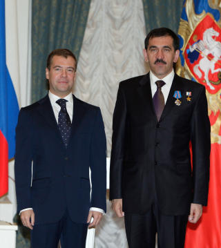 UTNEVNT AV MEDVEDEV: Den russiske presidenten Dmitri Medvedev sparket i oktober i fjor den tidligere presidenten av Ingusjetia, Murat Zyazikov,  og erstattet ham med Jevkurov, en tidligere oberst i det russiske milit�ret. Foto: AFP PHOTO / RIA NOVOSTI / KREMLIN POOL / DMITRY ASTAKHOV