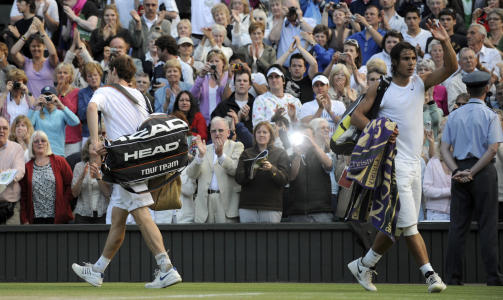 INGEN REPRISE: Verdensener Rafael Nadal (t.h.) sendte Andy Murray ut av fjor�rets Wimbledon i kvartfinalen. Tittelforsvareren blir ikke kvitt en kneskade og deltar ikke i turneringen. Dermed trenger ikke Murray � bekymre seg for den hardtsl�ende spanjolen.Foto: SCANPIX/REUTERS/Toby Melville