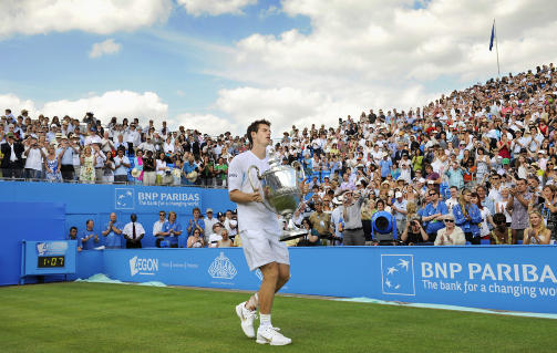 KILDE TIL H�P: Det er 73 �r siden en britisk statsborger vant Wimbledon, men det var ogs� 71 �r siden en brite kunne l�fte pokalen i Queens-turneringen f�r Andy Murray gikk hen og vant generalpr�ven til Wimbledon tidligere i m�neden. Foto: SCANPIX/AFP PHOTO/Adrian Dennis