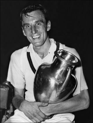 73 �R MED GRAND SLAM-T�RKE: Britiske Fred Perry poserer med US Open-trofeet i 1936. Den gang var det f� som hadde trodd at det skulle v�re den siste Grand Slam-triumfen for Storbritannia p� herresiden.Foto: SCANPIX/AFP