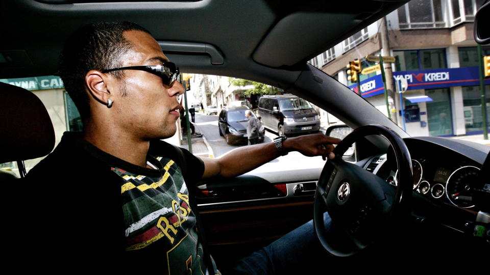 BILGAL: John Carew har en godt utviklet sans for dyre biler. Her fra tiden i Istanbul og Besiktas da han kj�rte rundt i Volkswagen-SUVen Touareg.Foto: Aleksander Nordahl/Dagbladet