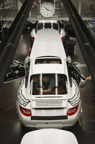 RETT FRA SAMLEB�NDET: John Carew skal ha bestilt to Porscher rett fra samleb�ndet i Stuttgart, men det var ikke en slik 911 eller en ny Cayenne som ankom Birmingham.Foto: SCANPIX/AP Photo/Thomas Kienzle