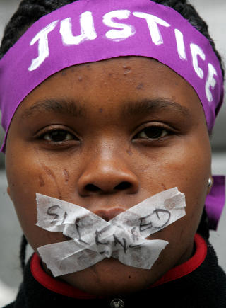 KREVER RETTFERDIGHET: En yngre s�rafrikansk demonstrant. Foto: AP Photo/Obed Zilwa