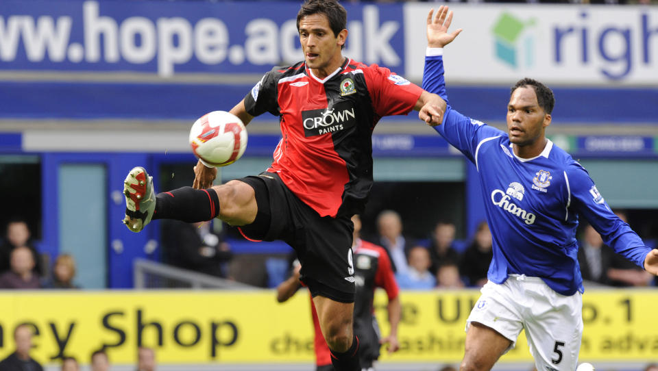 SNART CITY-KLAR: Blackburn-spissen Roque Santa Cruz foretar en medisinsk sjekk hos Manchester City. City-manager Mark Hughes har v�rt en stor beundrer av paraguayaneren helt siden han selv hentet 27-�ringen til Egngland. Foto: REUTERS