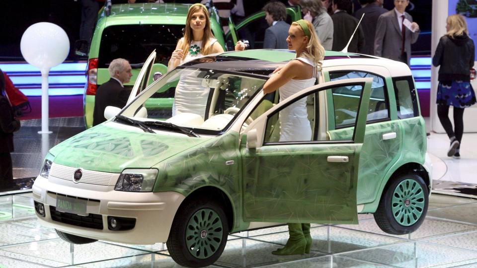GR�NN, MEN...: En Fiat Panda presenteres p� bilmessen i Geneve. Bilen kj�rer p� en blanding av bensin og gass og hydrogen. Avgiftene p� bensingjerrige biler er gunstige, men nedgangen i klimagassutslipp uteblir n�r transportmengden �ker.  Foto: ULI DECK/EPA