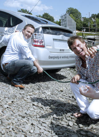 NULLUTSLIPP: ZERO-leder Einar H�ndlykken og finansmann Petter Stordalen med en spesialutgave av Toyota Prius som er ombygd til en ren hydrogenbil. Foto Rune Myhre / Dagbladet