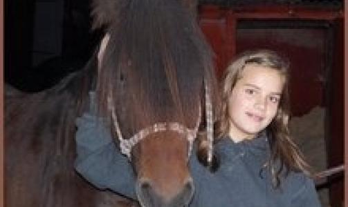 GLAD I HEST: Susanne Auke (13) ligger n� i kunstig koma p� brannskadeavsnittet p� Haukeland universitetssykehus i Bergen. Foto: Privat