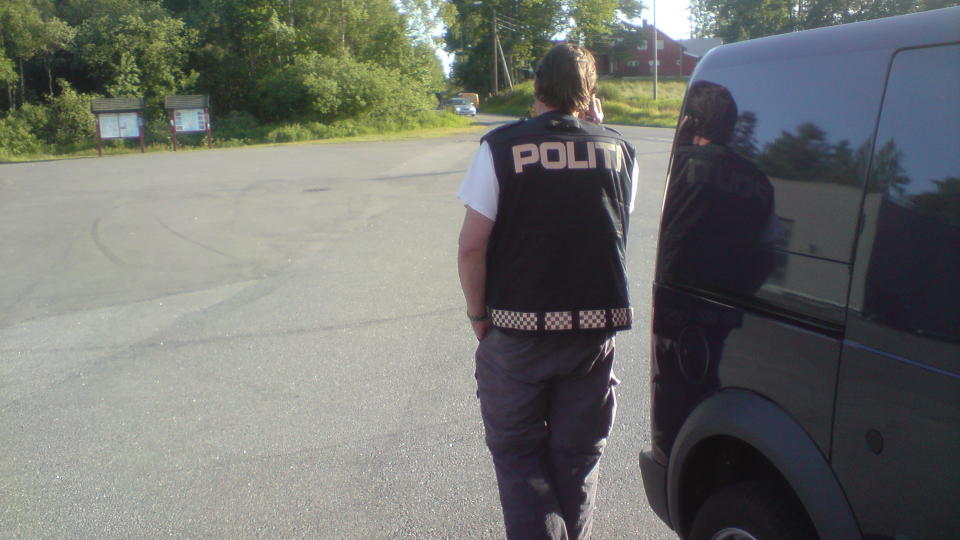 FUNNET D�D I LARVIK: En 79 �r gammel mann ble i formiddag funnet d�d i Larvik. Politiet trodde f�rst mannen d�de av naturlige �rsaker, men en lege varslet politiet i ettermiddag om at mannen var p�f�rt ytre skader. (FOTO: Rolf Svendsen)