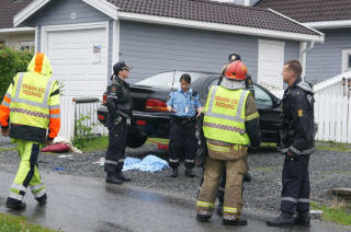 UTROLIG: Skrekkhistorien om Susannes ferd under bilen (bak i bildet) har rystet Norge. Foto. Jonny Olsen