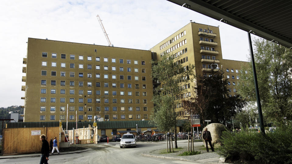 FRYKTER KONSEKVENSENE: - Vi mener dette er uforsvarlig, sier styreleder Einar Str�m ved St. Olavs hospital i Trondheim. Foto:  Gorm Kallestad/SCANPIX